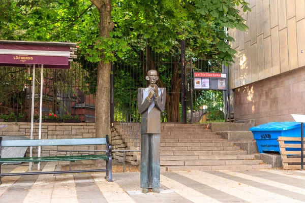 Estocolmo, Suecia - 23 de junio de 2019: Escultura de un hombre de traje — Foto de Stock