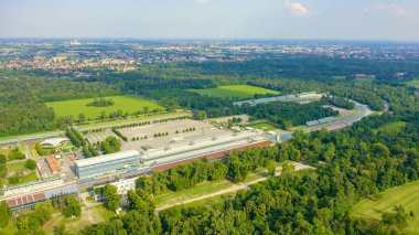 Monza, İtalya - 6 Temmuz 2019: Autodromo Nazionale Monza İtalya 'nın Monza kenti yakınlarında, Milano' nun kuzeyinde bir yarış pisti. Formula 1 Grand Prix 'nin yeri. Havadan, Hava Görüntüsü 