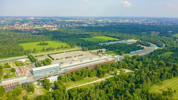 Monza, Italia - 6 de julio de 2019: Autodromo Nazionale Monza es una pista de carreras cerca de la ciudad de Monza en Italia, al norte de Milán. Lugar del Gran Premio de Fórmula 1. Desde el aire, Vista aérea — Foto de Stock