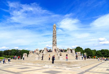 Oslo, Norveç - 24 Haziran 2019: Monolith Platosu'ndaki Turistler. 