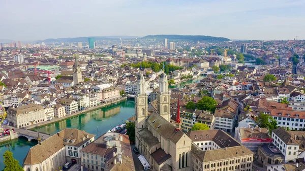 Zurich, Suiza. Panorama de la ciudad desde el aire. Punto de flujo del río Limmat, puente Kvaybrucke, plaza Sechselautenplatz, vista aérea — Foto de Stock