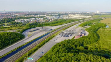 Malmö, İsveç. Araba ödeme noktası. Oresund köprüsü. İsveç ve Danimarka arasında yapay bir ada ile uzun bir tünel ve köprü, Aerial View 