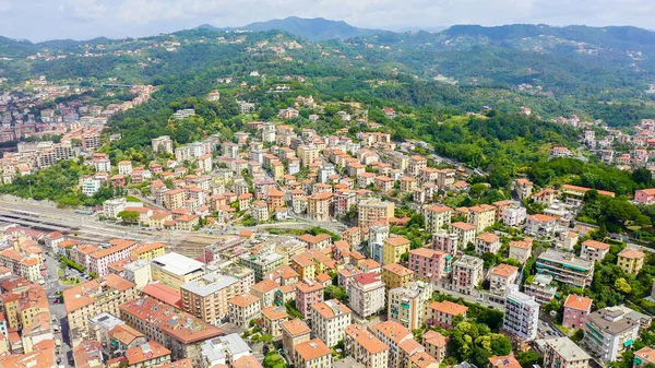 La Spezia, Italië. Uitzicht op de stad, bergen, Uitzicht op de lucht — Stockfoto