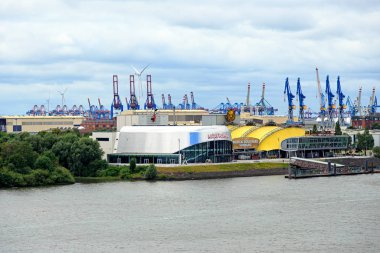 Hamburg, Almanya - 27 Haziran 2019: Hamburg Liman Tiyatrosu ve Elbe 