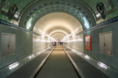 Hamburg, Almanya. Elbe 'nin altındaki eski tünel.