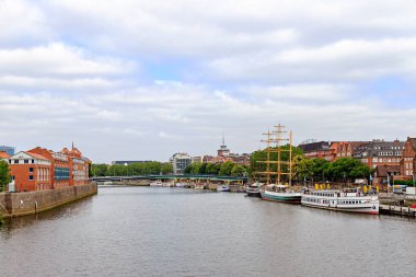 Bremen, Almanya. Yaya köprüsü olan Weiser Nehri