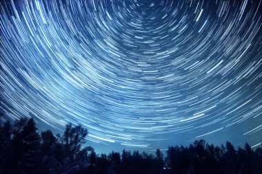 Yıldızlı gökyüzü kutup yıldızı döner. F içinde iz bırak