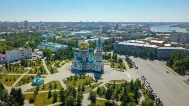 Kutsal Bakire Meryem, kentin panoramik manzarasına varsayımı Katedrali. Omsk, Rusya, Dron 
