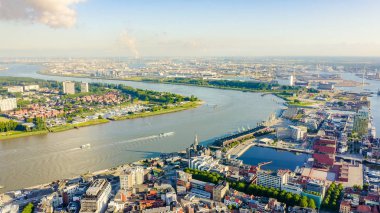 Antwerp, Belçika. Tarihi şehrin çatılarında uçuyor. Schelde (Esco) nehri. Şehrin sanayi bölgesi, Havadan Görünüm 