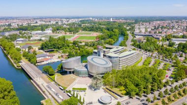 Strasbourg, Fransa. Binaların kompleksi Avrupa Parlamentosu, Avrupa İnsan Hakları Mahkemesi, Avrupa Sarayı, Havadan Bakış 