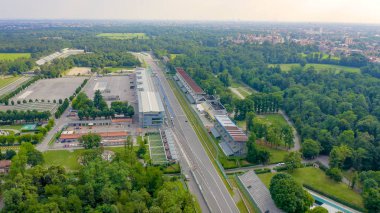 Monza, İtalya - 6 Temmuz 2019: Autodromo Nazionale Monza İtalya 'nın Monza kenti yakınlarında, Milano' nun kuzeyinde bir yarış pisti. Formula 1 Grand Prix 'nin yeri. Havadan, Hava Görüntüsü 