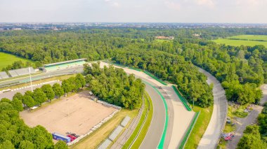Monza, İtalya - 6 Temmuz 2019: Autodromo Nazionale Monza İtalya 'nın Monza kenti yakınlarında, Milano' nun kuzeyinde bir yarış pisti. Formula 1 Grand Prix 'nin yeri. Havadan, Hava Görüntüsü 