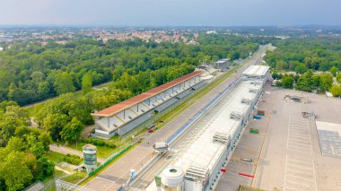 Monza, İtalya - 6 Temmuz 2019: Autodromo Nazionale Monza İtalya 'nın Monza kenti yakınlarında, Milano' nun kuzeyinde bir yarış pisti. Formula 1 Grand Prix 'nin yeri. Havadan, Hava Görüntüsü 