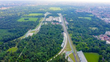 Monza, İtalya - 6 Temmuz 2019: Autodromo Nazionale Monza İtalya 'nın Monza kenti yakınlarında, Milano' nun kuzeyinde bir yarış pisti. Formula 1 Grand Prix 'nin yeri. Havadan, Hava Görüntüsü 