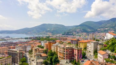 La Spezia, İtalya. Şehir manzarası, dağlar ve askeri üs, hava manzarası 
