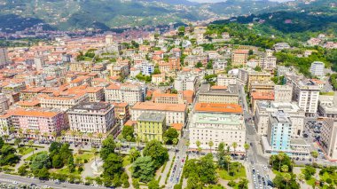La Spezia, İtalya. Sahil boyunca uçuş, Viale Italia caddesi. Yukarıdan görüntüle, Hava Görünümü 