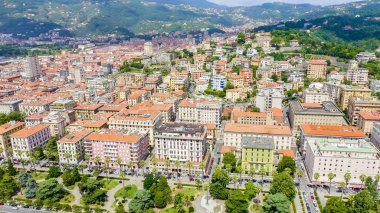 La Spezia, İtalya. Sahil boyunca uçuş, Viale Italia caddesi. Yukarıdan görüntüle, Hava Görünümü 
