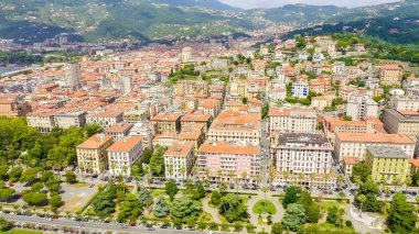 La Spezia, İtalya. Sahil boyunca uçuş, Viale Italia caddesi. Yukarıdan görüntüle, Hava Görünümü 