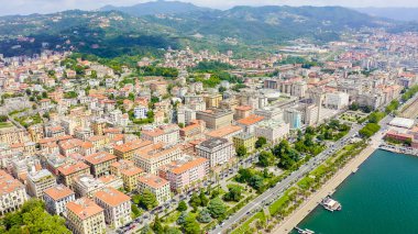 La Spezia, İtalya. Sahil boyunca uçuş, Viale Italia caddesi. Yukarıdan görüntüle, Hava Görünümü 