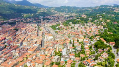 La Spezia, İtalya. Şehir manzarası, dağlar, hava manzarası 
