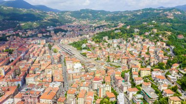 La Spezia, İtalya. Şehir manzarası, dağlar, hava manzarası 