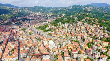 La Spezia, İtalya. Şehir manzarası, dağlar, hava manzarası 
