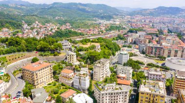 La Spezia, İtalya. Şehrin üzerinde uçuş. Yukarıdan görüntüle, Hava Görünümü 