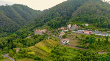 İtalya. Orman, dağlarla ve villalarla kaplıydı. Liguria Bölgesi 'nde Pignone bölgesi, La Spezia ili, Havadan Görünüm 