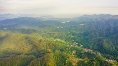 İtalya. Orman, dağlarla ve villalarla kaplıydı. Liguria Bölgesi 'nde Pignone bölgesi, La Spezia ili, Havadan Görünüm 