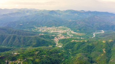 İtalya. Orman, dağlarla ve villalarla kaplıydı. Liguria bölgesindeki Brunyato ve Borghetto di Vara, La Spezia ili, Hava Manzarası 