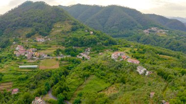 İtalya. Orman, dağlarla ve villalarla kaplıydı. Liguria Bölgesi 'nde Pignone bölgesi, La Spezia ili, Havadan Görünüm 