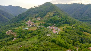 İtalya. Orman, dağlarla ve villalarla kaplıydı. Liguria Bölgesi 'nde Pignone bölgesi, La Spezia ili, Havadan Görünüm 