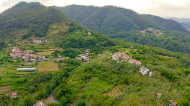 İtalya. Orman, dağlarla ve villalarla kaplıydı. Liguria Bölgesi 'nde Pignone bölgesi, La Spezia ili, Havadan Görünüm 