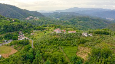 İtalya. Orman, dağlarla ve villalarla kaplıydı. Liguria Bölgesi 'nde Pignone bölgesi, La Spezia ili, Havadan Görünüm 