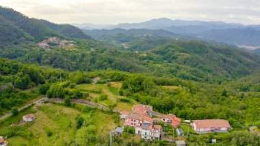 İtalya. Orman, dağlarla ve villalarla kaplıydı. Liguria Bölgesi 'nde Pignone bölgesi, La Spezia ili, Havadan Görünüm 