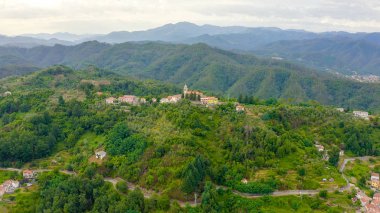 İtalya. Orman, dağlarla ve villalarla kaplıydı. Liguria Bölgesi 'nde Pignone bölgesi, La Spezia ili, Havadan Görünüm 