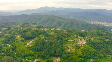 İtalya. Orman, dağlarla ve villalarla kaplıydı. San Michele Arcangelo Kilisesi. Liguria bölgesindeki Borghetto di Vara bölgesi, La Spezia ili, Havadan Görünüm 