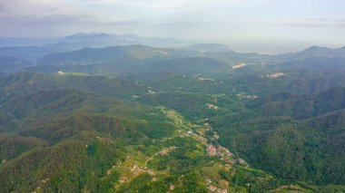 İtalya. Orman, dağlarla ve villalarla kaplıydı. Liguria Bölgesi 'nde Pignone bölgesi, La Spezia ili, Havadan Görünüm 