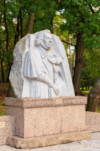 Россия, Зеленоградск - 22 сентября 2018 года: Памятник Адаму Мику — стоковое фото
