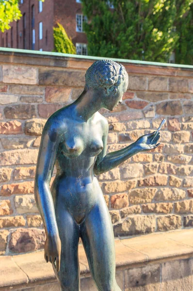 Estocolmo, Suecia. Escultura de una chica desnuda mirando una flor —  Fotos de Stock