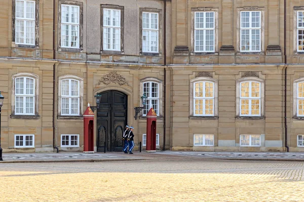 Copenhague, Dinamarca - 26 de junio de 2019: Guardias en la plaza Amalienborg — Foto de Stock