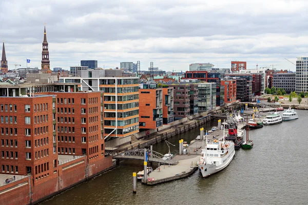 Hamburgo, Alemania - 27 de junio de 2019: Bahía en el distrito de HafenCity — Foto de Stock