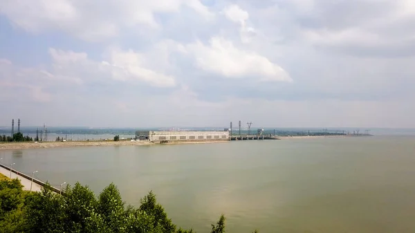 Novosibirsk vattenkraftverk är ett vattenkraftverk vid floden Ob i stadsdelen sovjetiska i den staden Novosibirsk. Det bara vattenkraftverket vid floden Ob, från Dro — Stockfoto