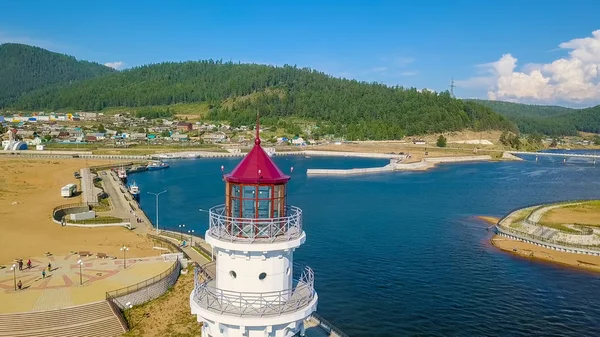 Russland, Baikalsee. der Leuchtturm am Ufer des Sees. Mündung des Flusses Türk, von Drohne — Stockfoto