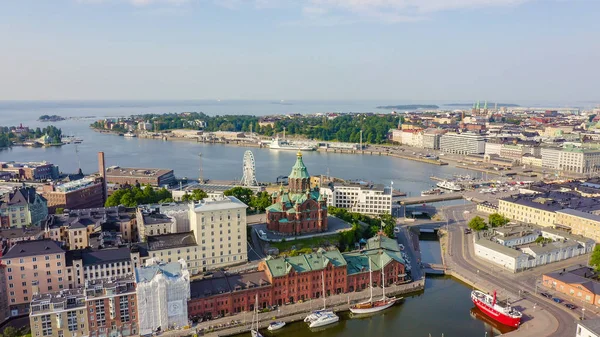 Helsinki, Finlandia. Centro de la ciudad vista aérea. Catedral de la Asunción, desde el dron —  Fotos de Stock