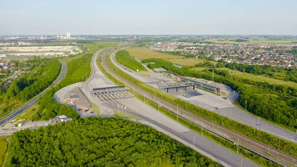 Malmö, İsveç. Araba ödeme noktası. Oresund köprüsü. İsveç ve Danimarka arasında yapay bir ada ile uzun bir tünel ve köprü, Aerial View 