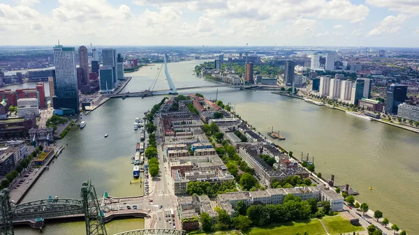 Rotterdam, Nizozemsko. Norderayland Island (Severní ostrov) a Erasmus Bridge (Erasmusbrug) přes řeku Nieuwe Maas, letecký pohled — Stock fotografie