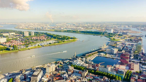 Antverpy, Belgie. Letí přes střechy historického města. Řeka Schelde (ESCO). Průmyslová oblast města, letecký pohled — Stock fotografie