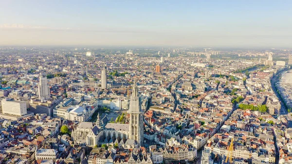 Antwerp, Belçika. Antwerp Leydisi Katedrali. (Onze-Lieve-Vrouwekathedraal Antwerpen), Havadan Görünüm 