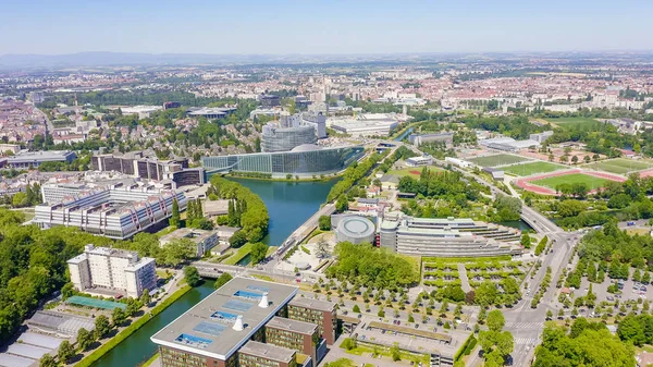 Strasburg, Francja. Kompleks budynków to Parlament Europejski, Europejski Trybunał Praw Człowieka, Pałac Europy, widok z lotu ptaka — Zdjęcie stockowe